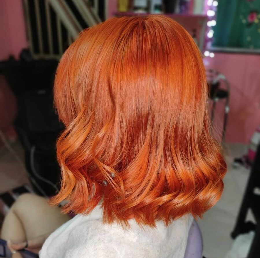 Cabelo acobreado com ondas feito no salão